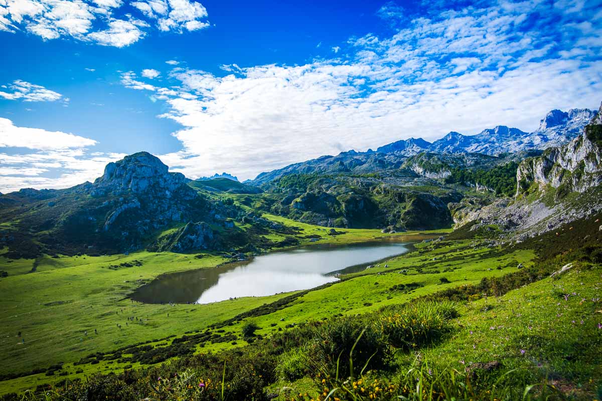 the lake ercina above the parking lagos de covadonga