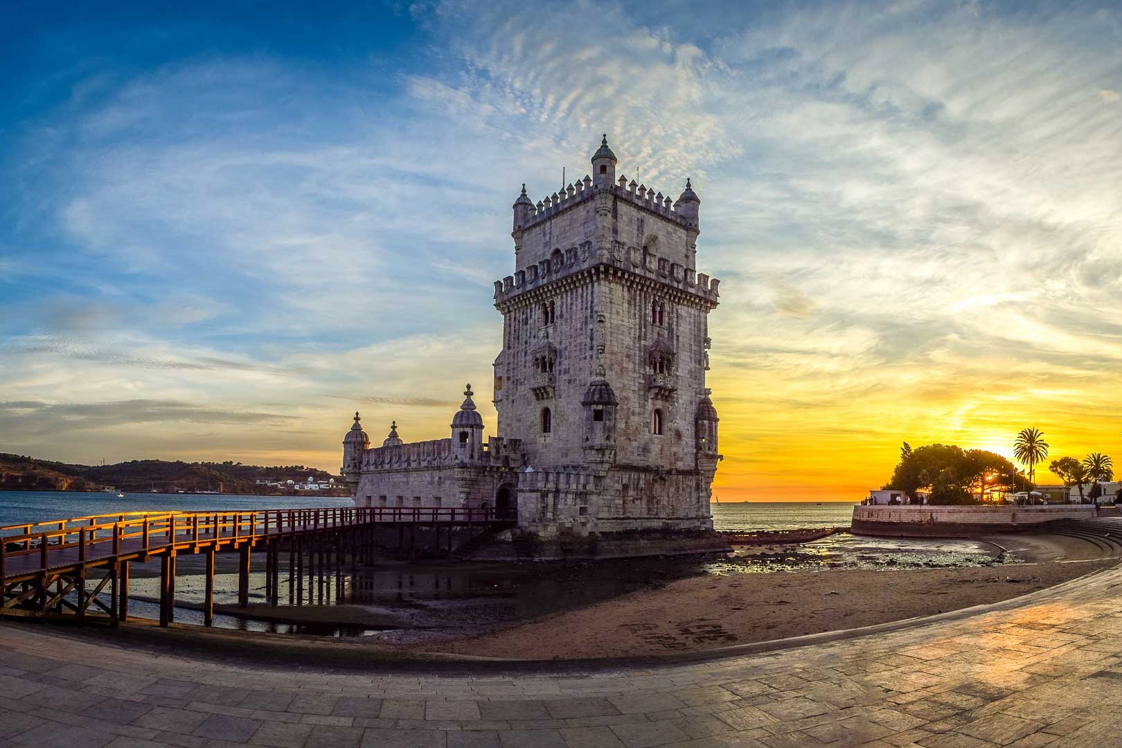 Lisbon Free Walking Tours – The Definitive Guide [+ Free Maps]