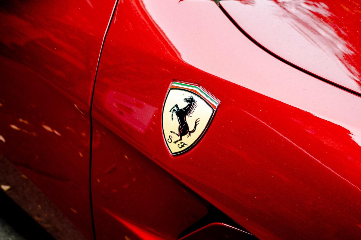 logo of ferrari with italian flag