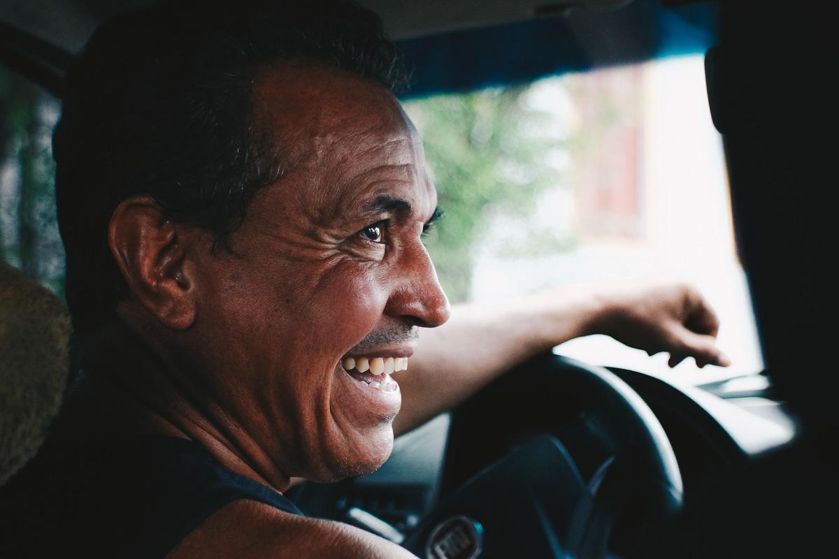 uomo che sorride luminoso ti fa sorridere citazioni