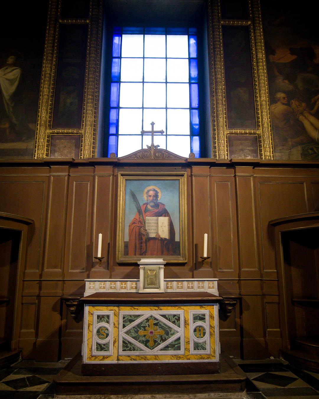 praying space in notre dame de lorette paris