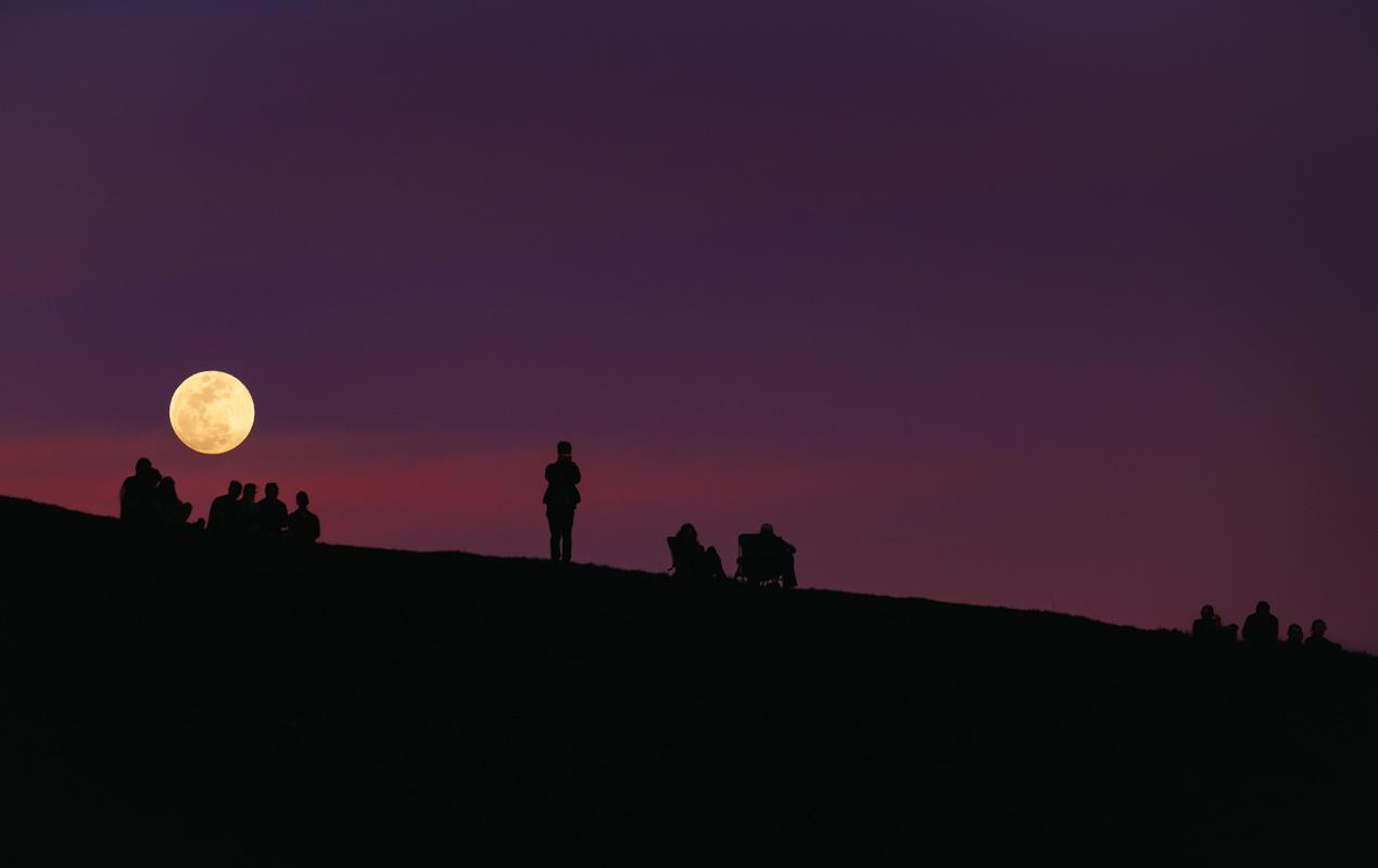 people following night hiking trails to watch the moon