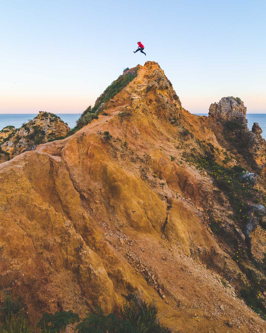 jumping in ponta da piedade