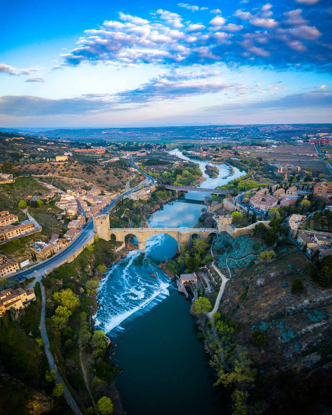 starting the free walking tour toledo at the puente san martin