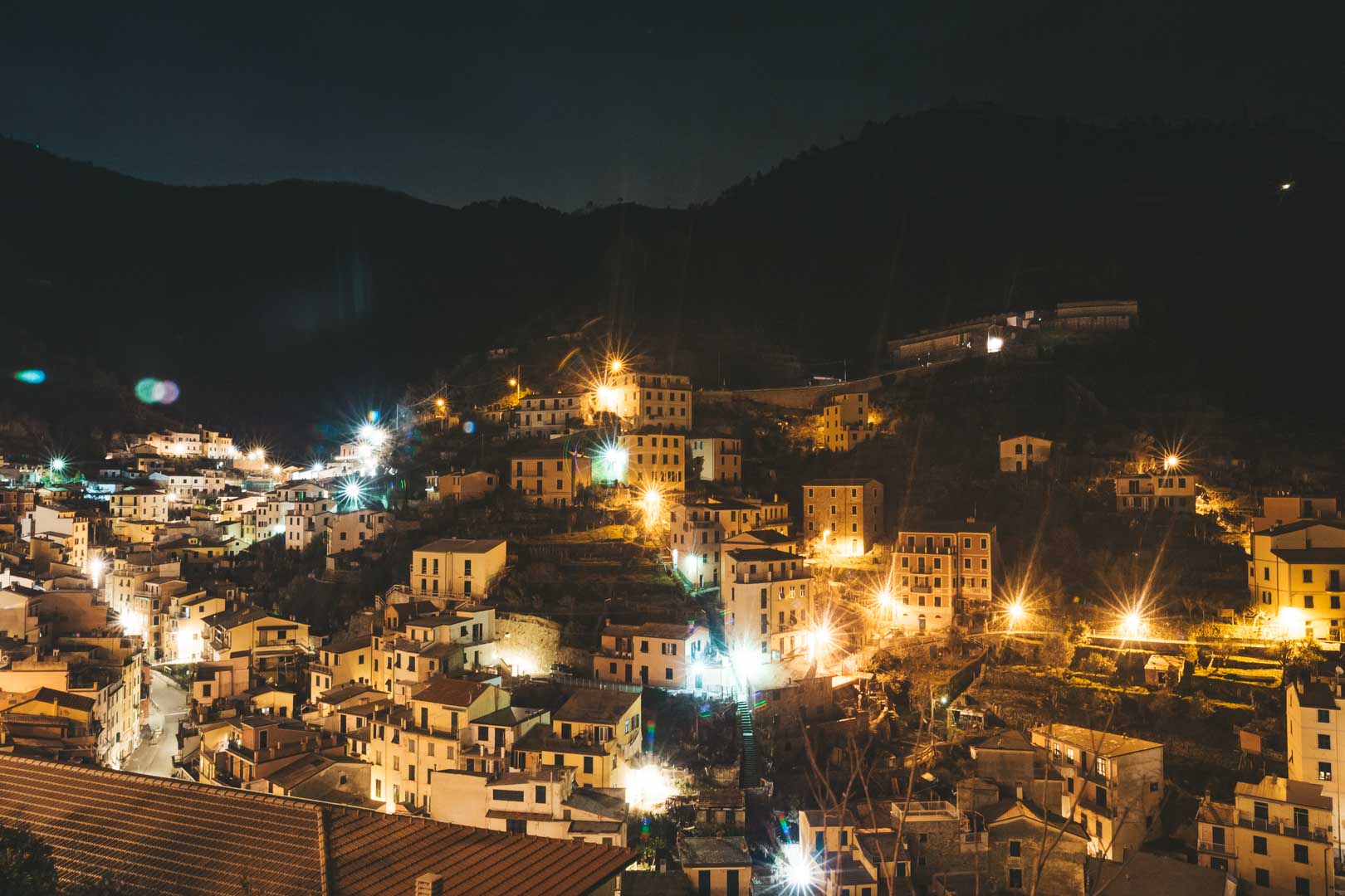 riomaggiore cinque terre at night