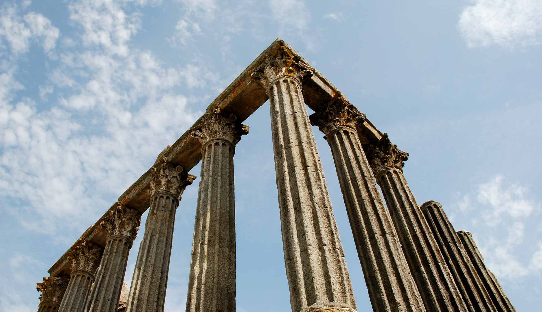 roman ruins in evora portugal