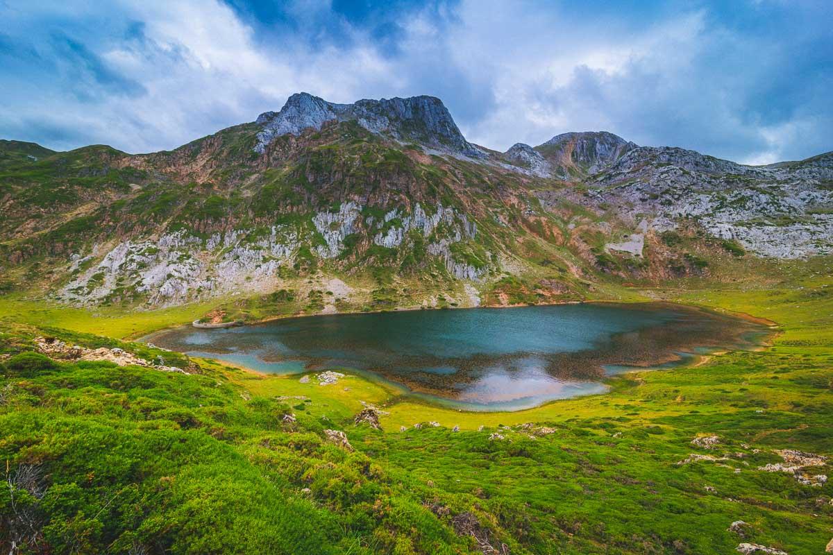 wide view of the lago cerveiriz on the ruta lagos saliencia