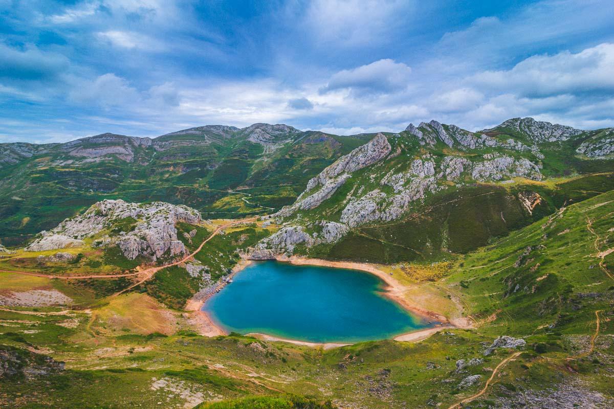 el lago de la cueva from above