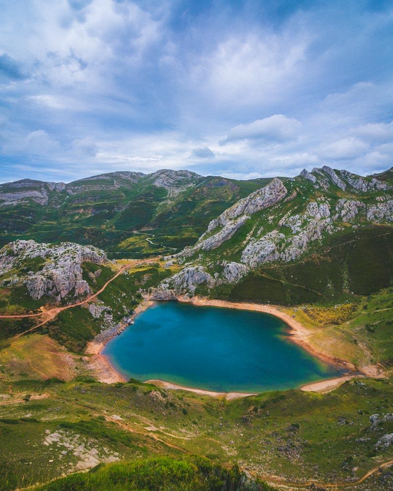 the lago de la cueva somiedo from above