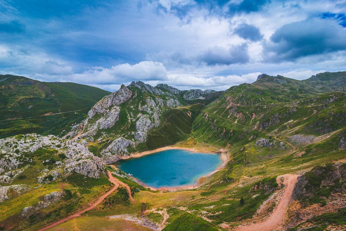 view of the saliencia lake on the ruta lagos de somiedo