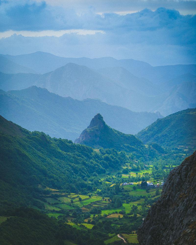 mountain over the valle de lago