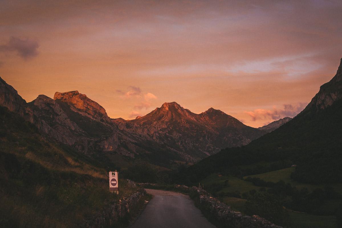 pastel colors over the valle de lago mountains