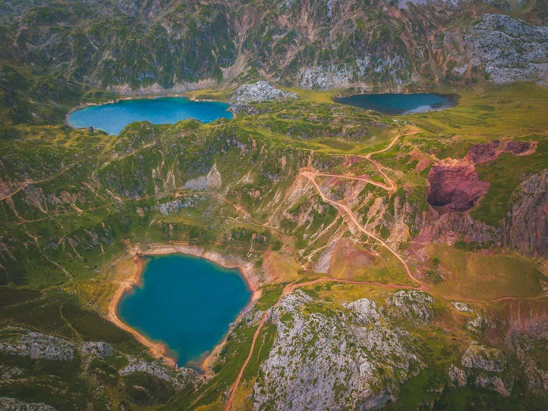 zoomed in view of los lagos de somiedo asturias spain
