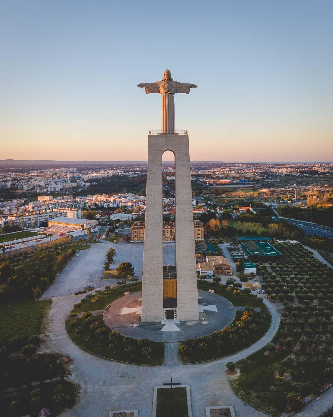 the tall statue of cristo rei lisboa