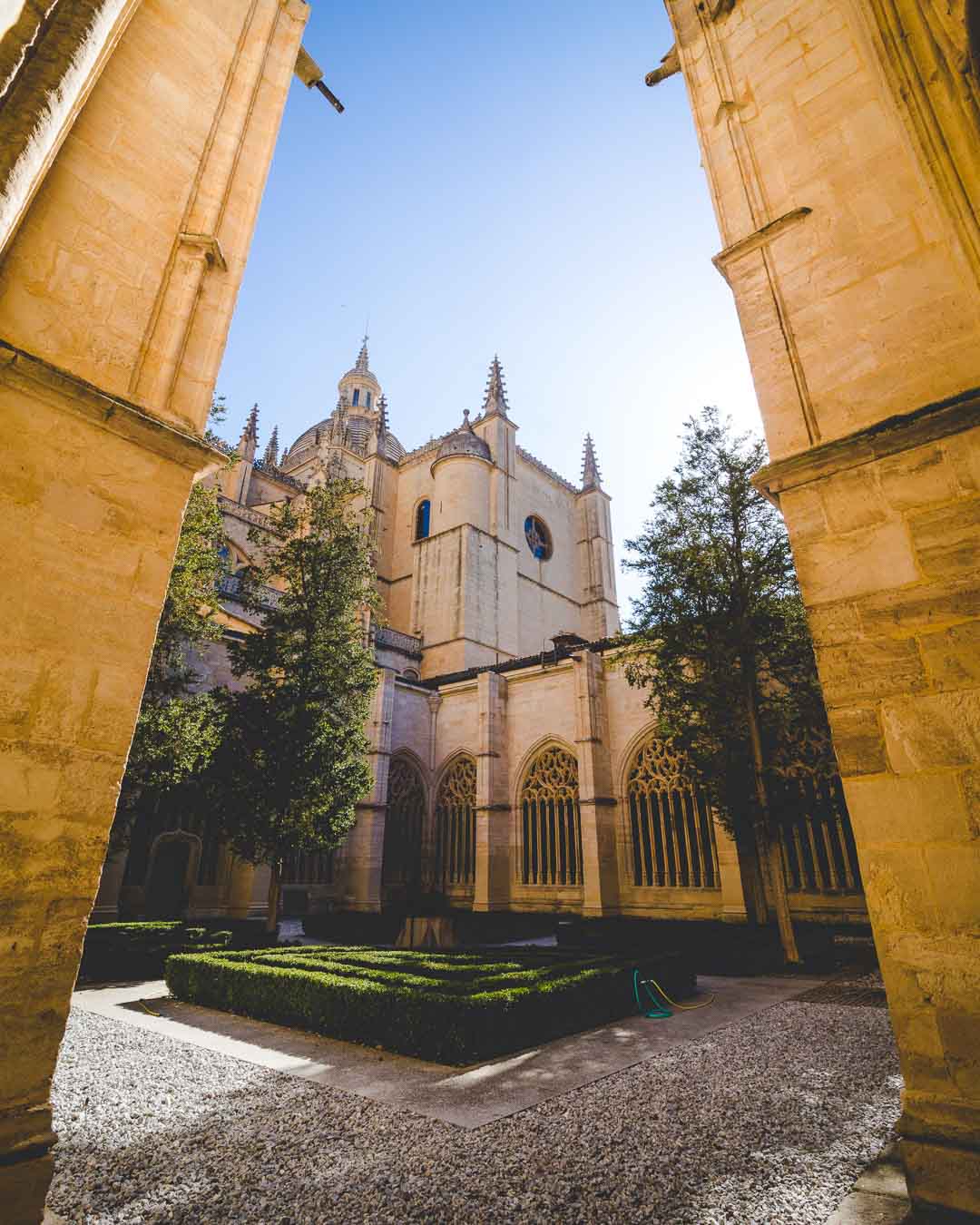 garden in the cloister of the segovia cathedral