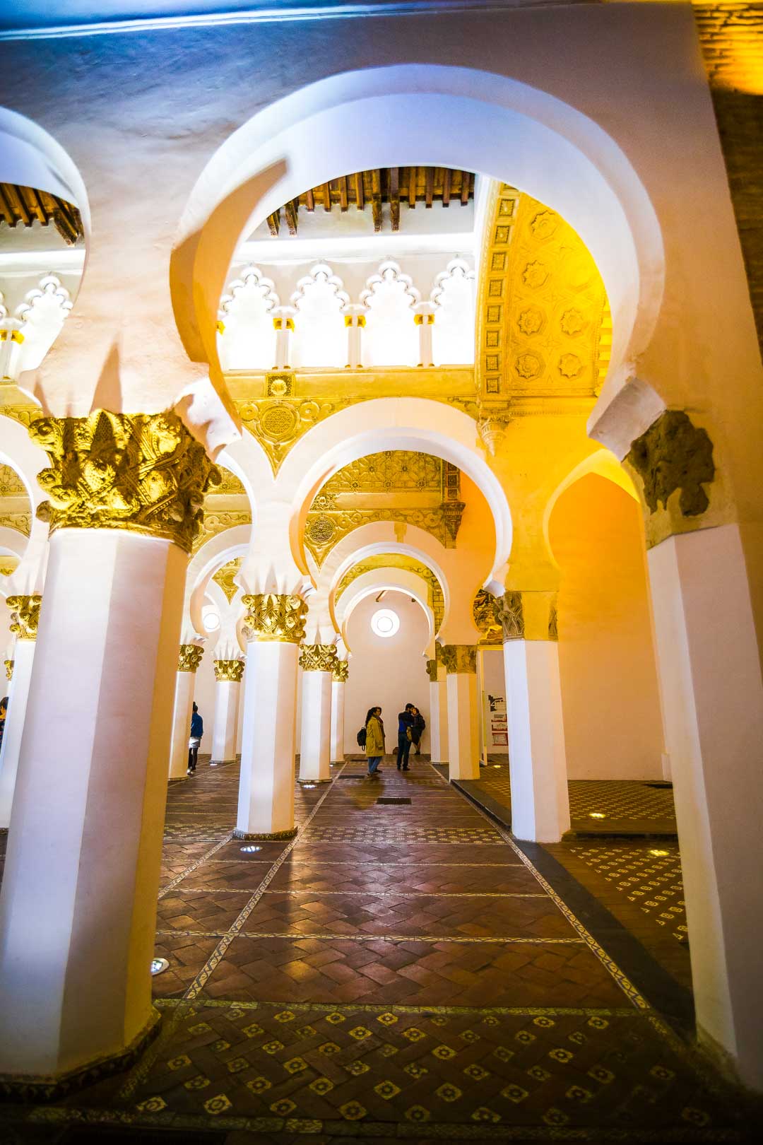 horseshoe arches inside the sinagoga de toledo