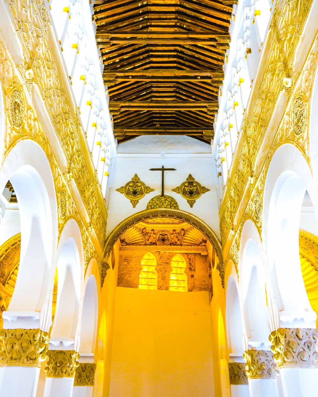 the main hall of the toledo sinagoga