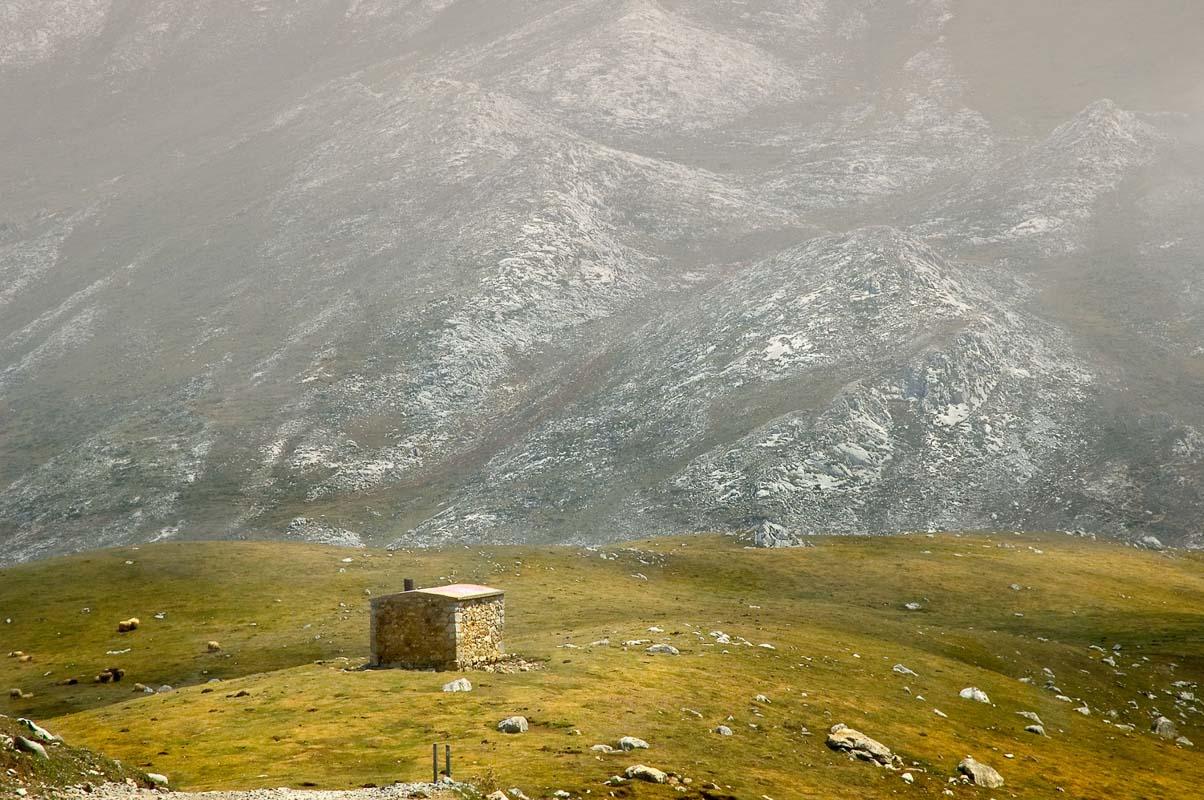 stone hut on the ruta puertos de aliva