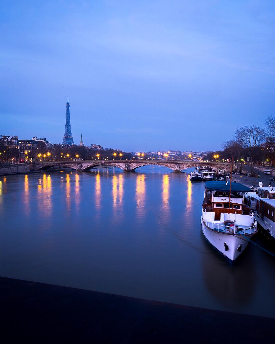 sunrise paris eiffel tower from pont alexandre 3