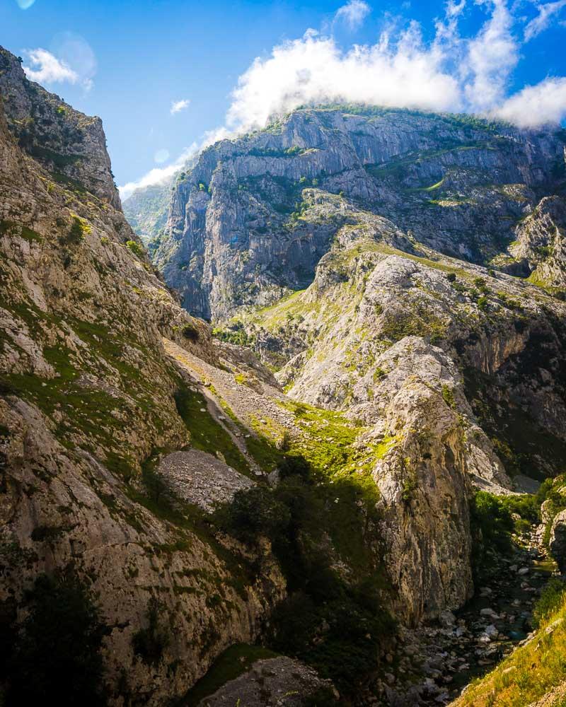 mountains on the way to the fuente de teleferico