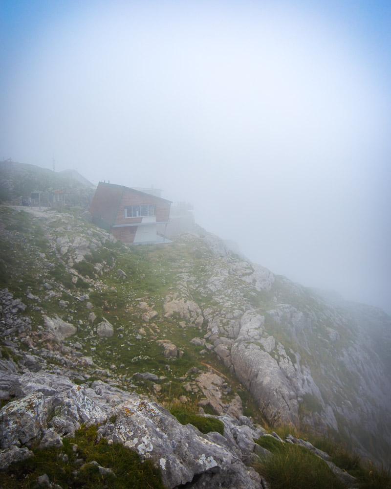 mirador del cable disappearing in the fog