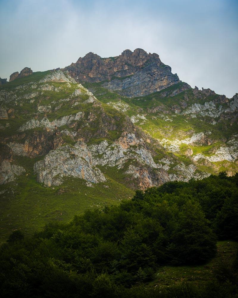 light hitting the fuente de mountains