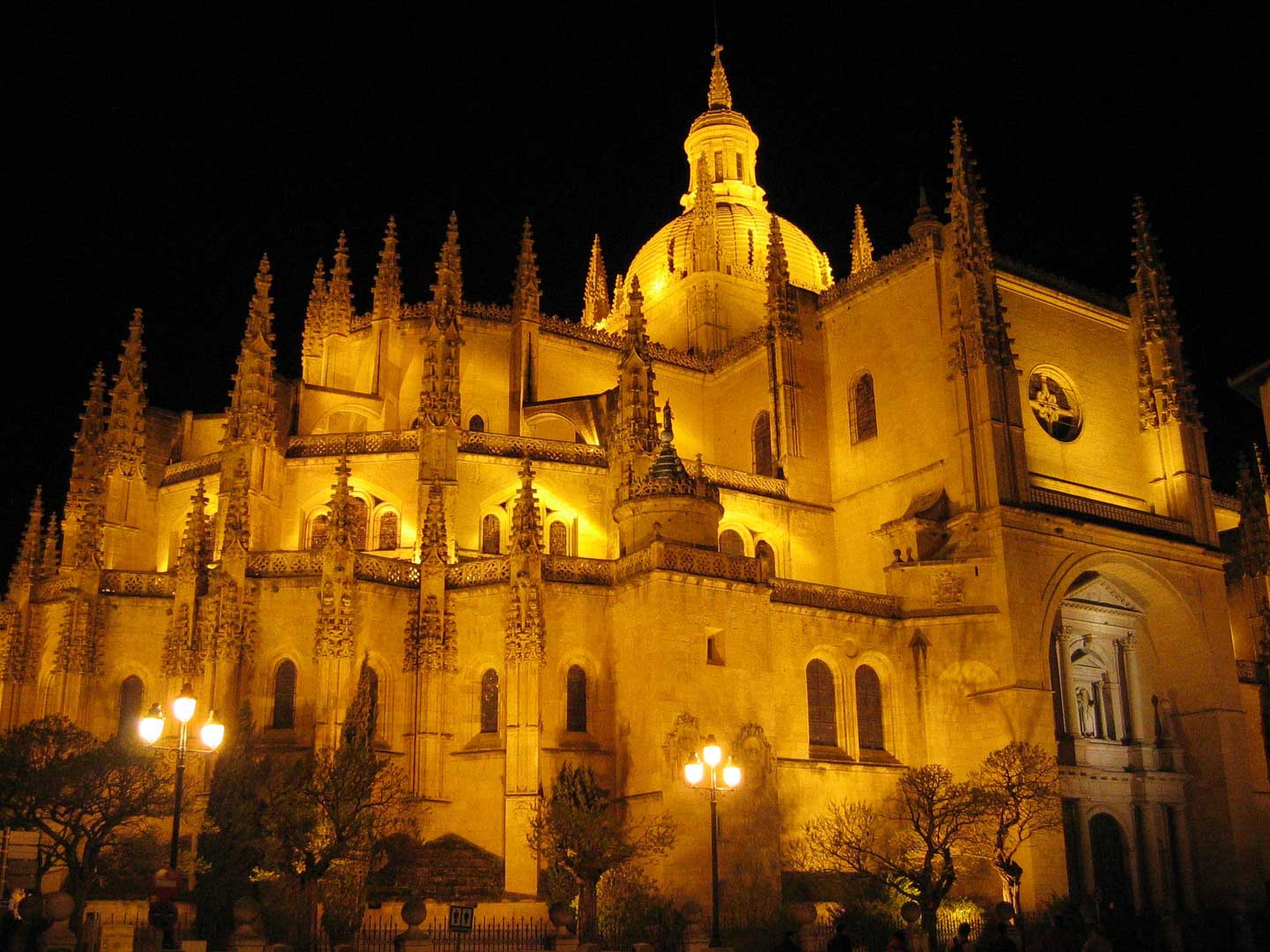 the catedral de segovia at night