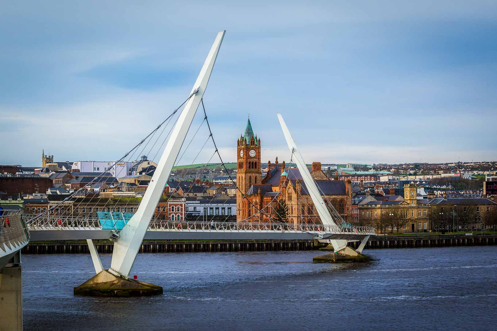 the peace bridge derry londonderry