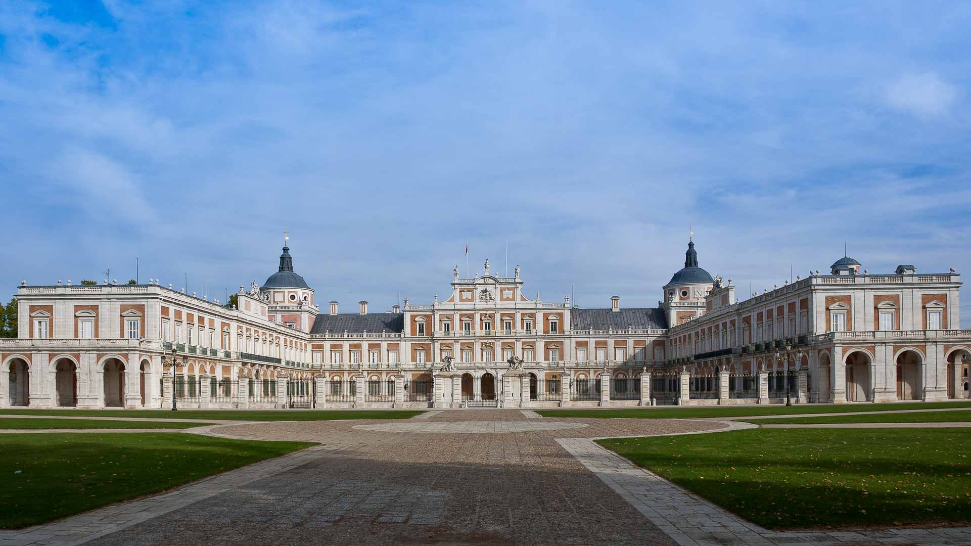 the royal palace of aranjuez in spain