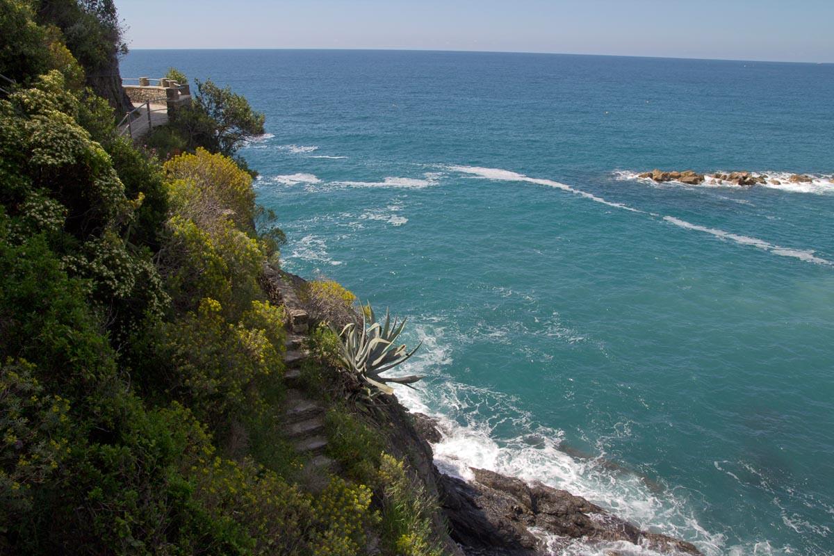 the stairs leading down to corniglia harbor