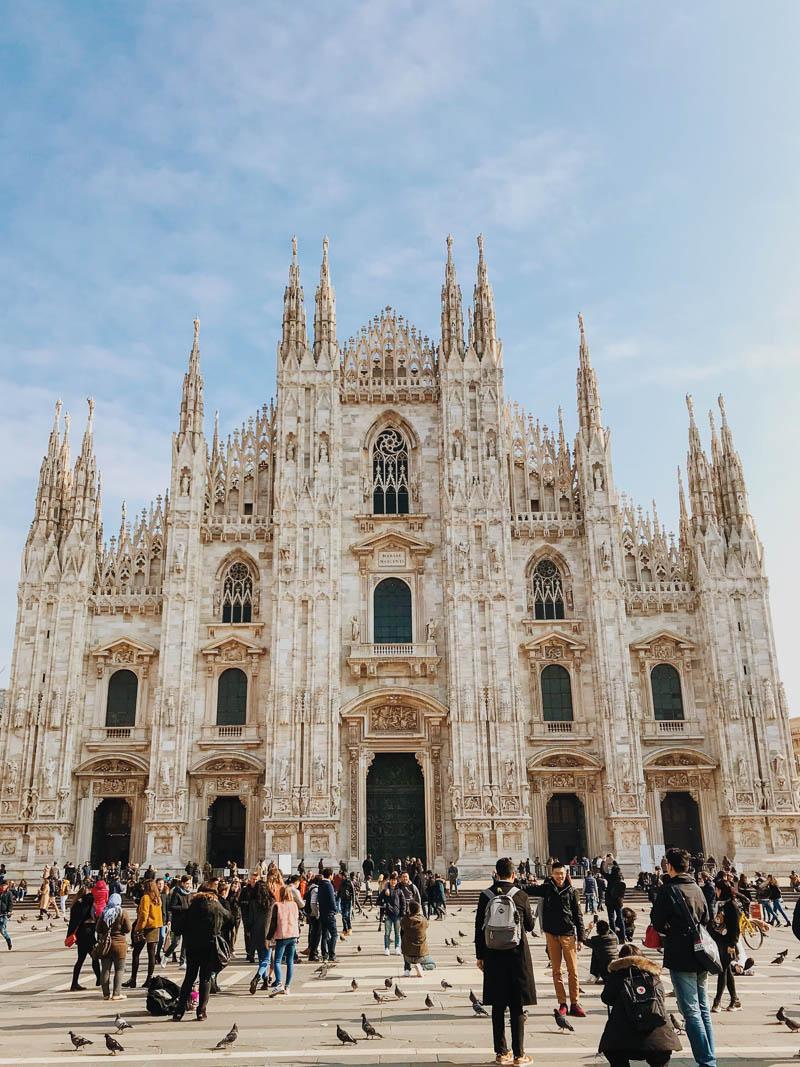 tourists in front of the duomi di milano the most visited monument in milan facts