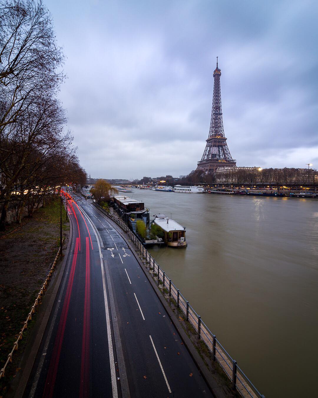 eiffel tower light trails bir hakeim bridge