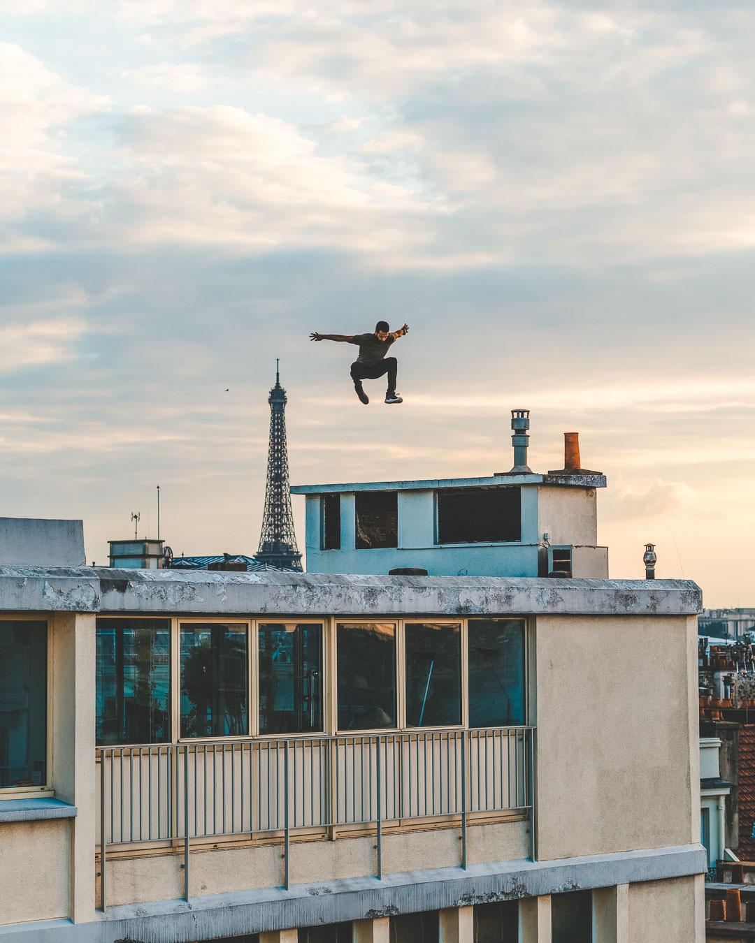 robin jumping sunset tour eiffel