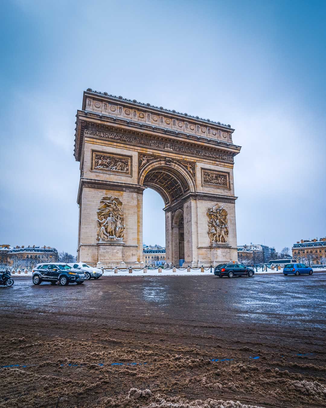 arc de triomphe under snow in paris