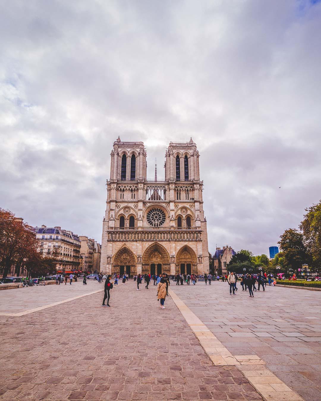 parvis de notre dame de paris