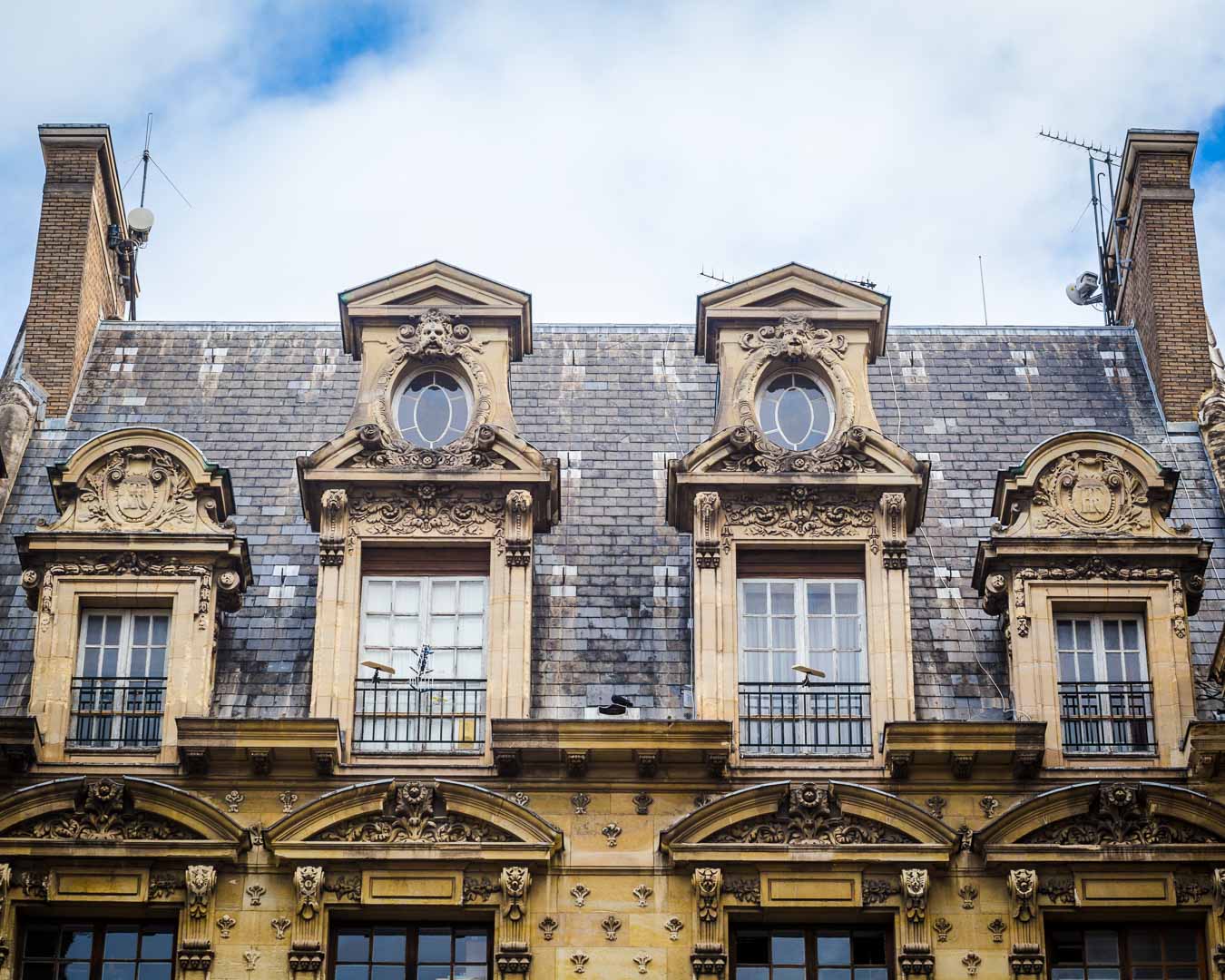 building next to sainte chapelle