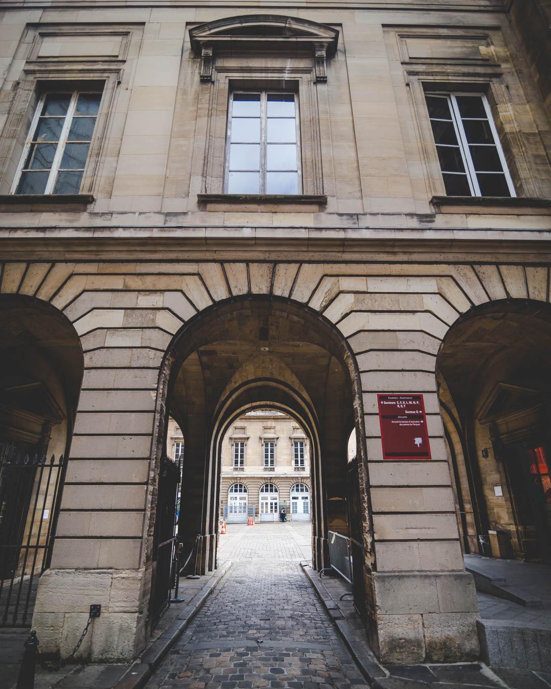 passage outside sainte chapelle