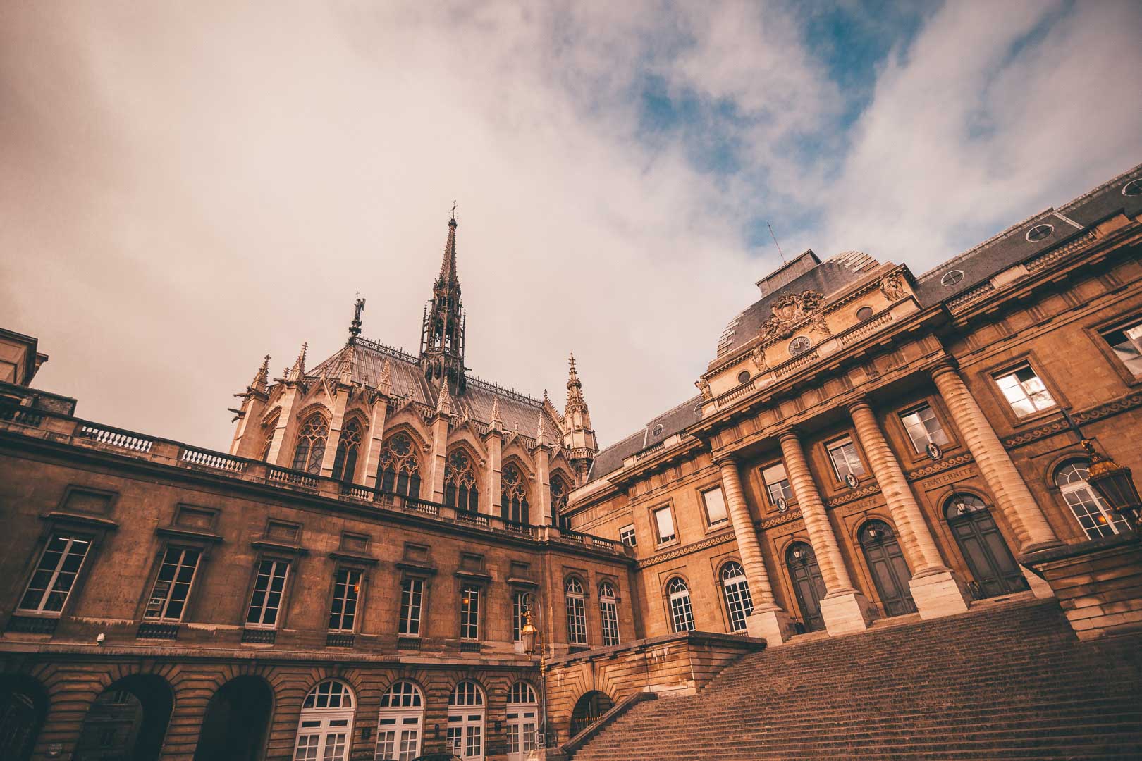 palais de justice and sainte chapelle from outside