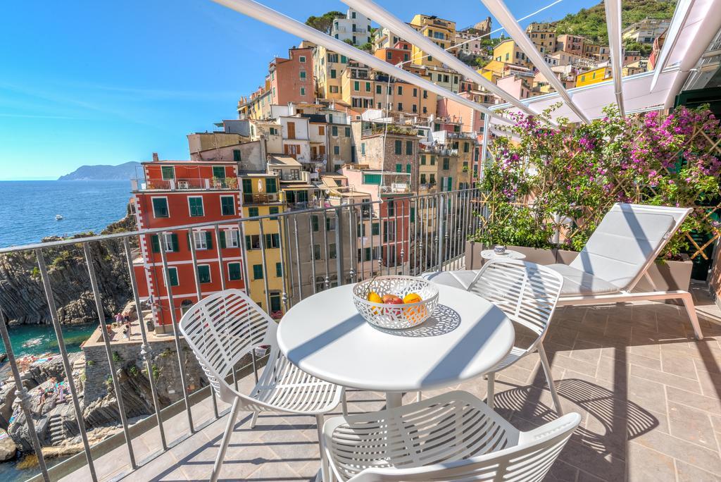 the first la vista di marina hotel in riomaggiore cinque terre