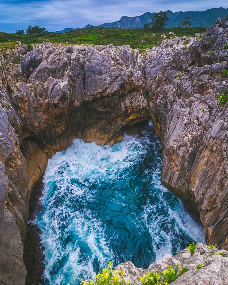 hole in the cliffs home to geysers