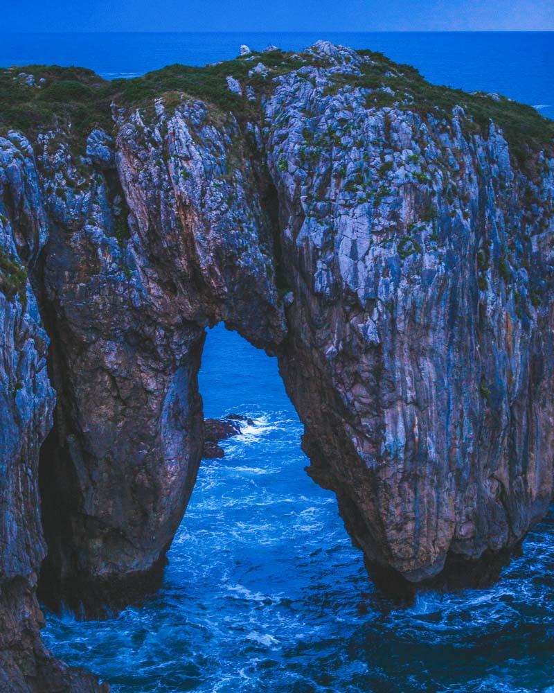 zoom on the natural arch in bufones de pria