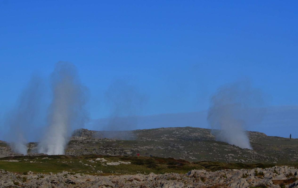 multiple geysers in los bufones de pria