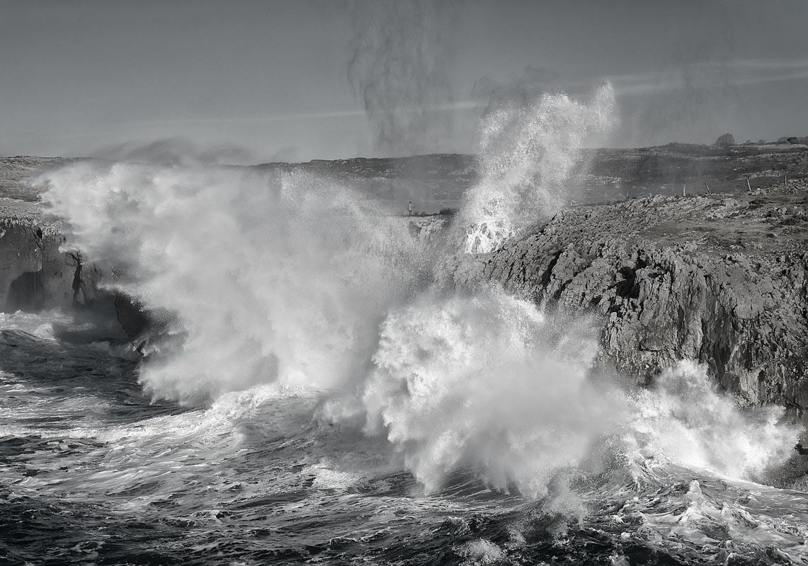 black and white geyser in bufones de pria