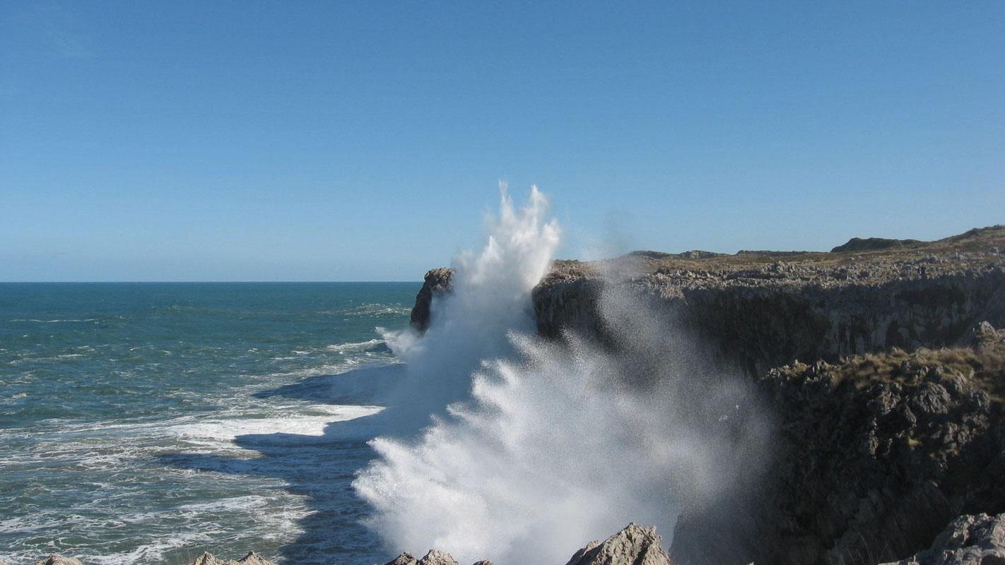 massive wave hitting the bufones de pria cliffs