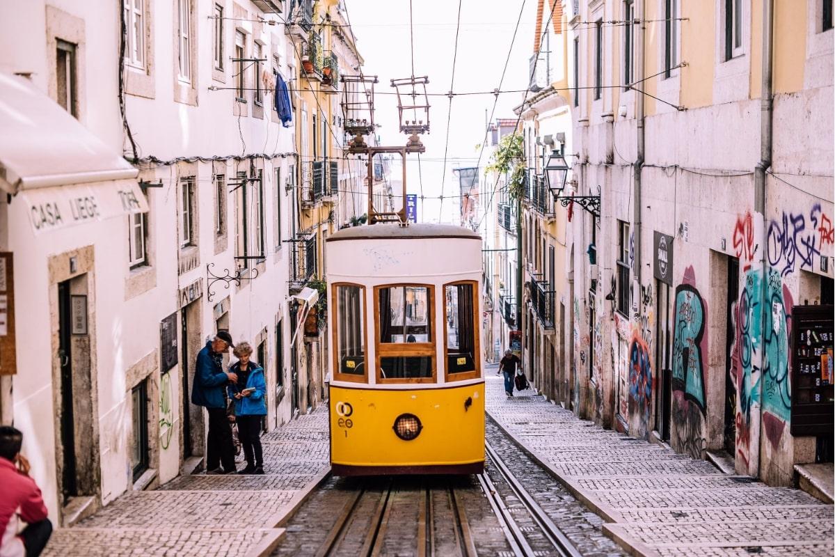 find where to stay in alfama lisbon