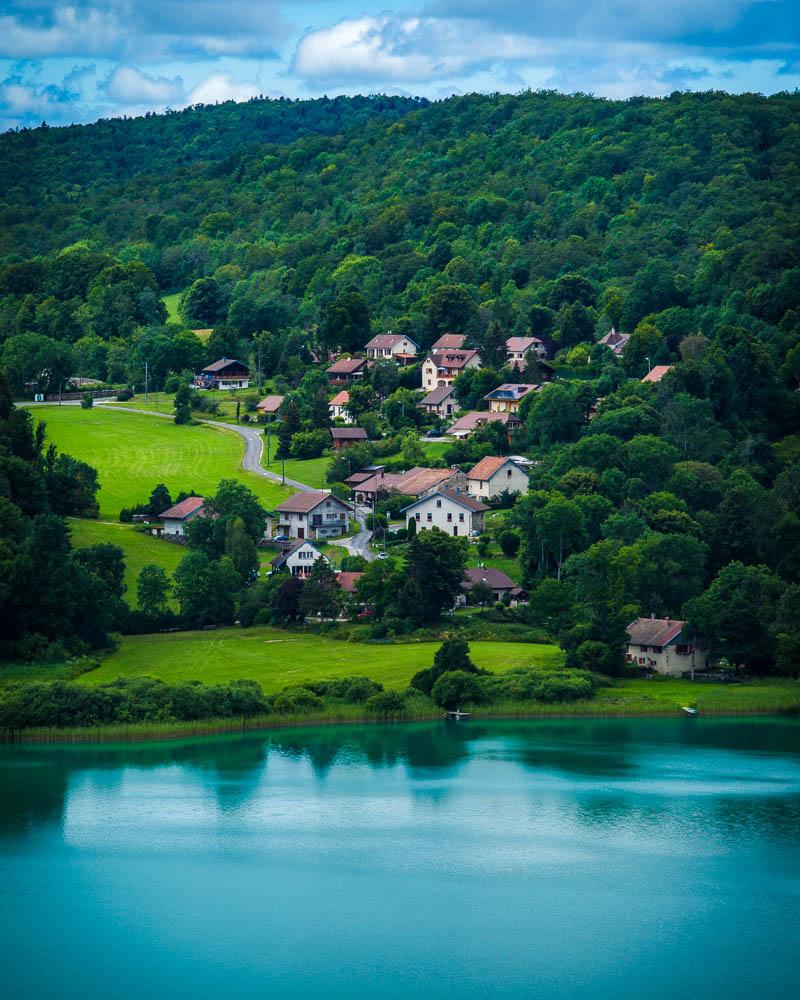 zoom in on the village across the lac de narlay