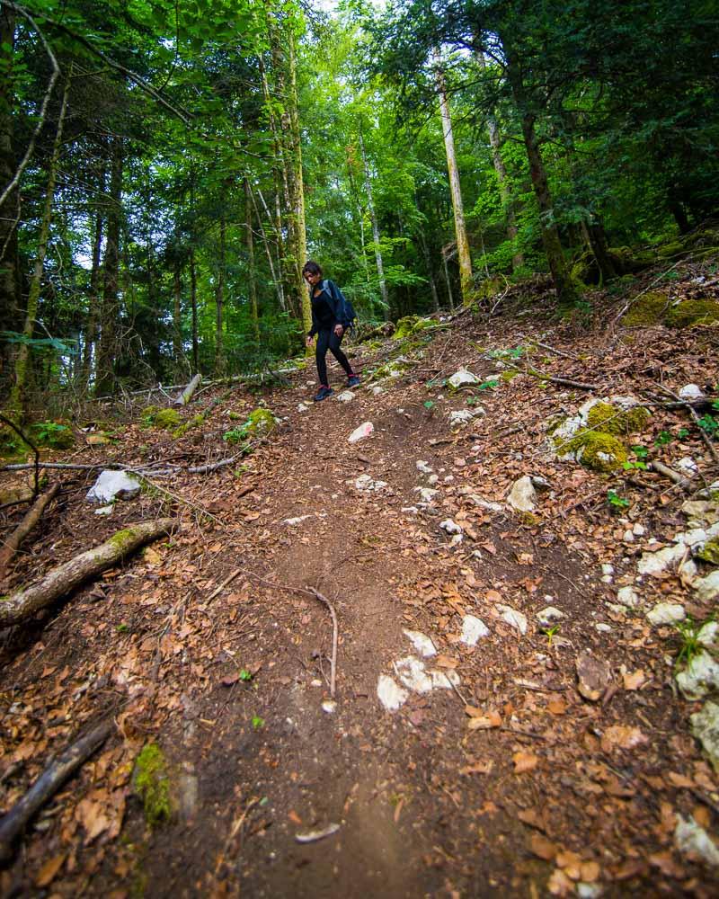 steep trail from belvedere du mont des ifs down to the lac de narlay