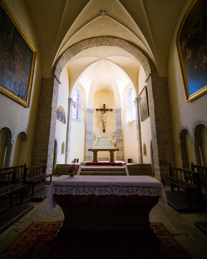 altar in chateau chalon church