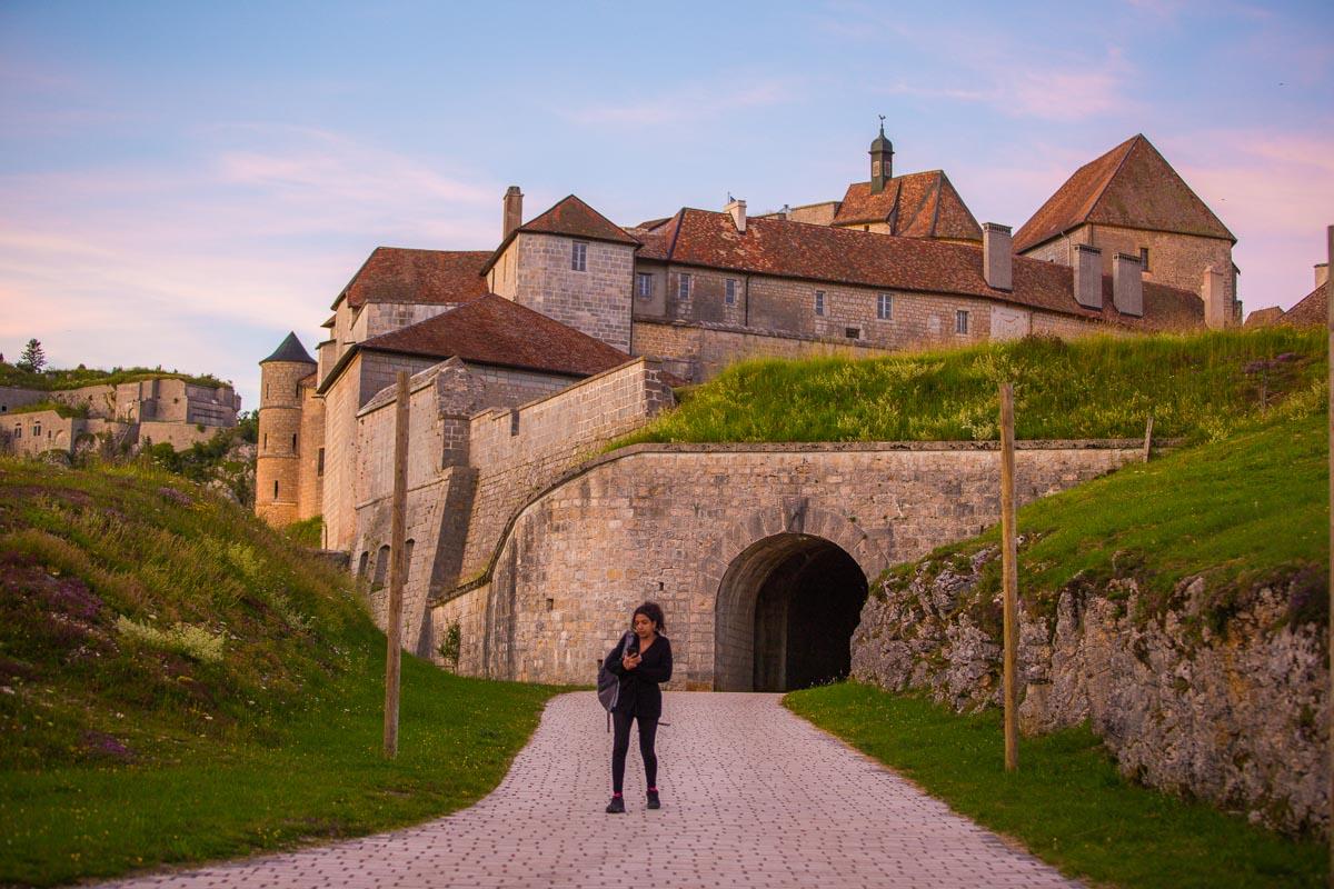nesrine in front of the château de joux