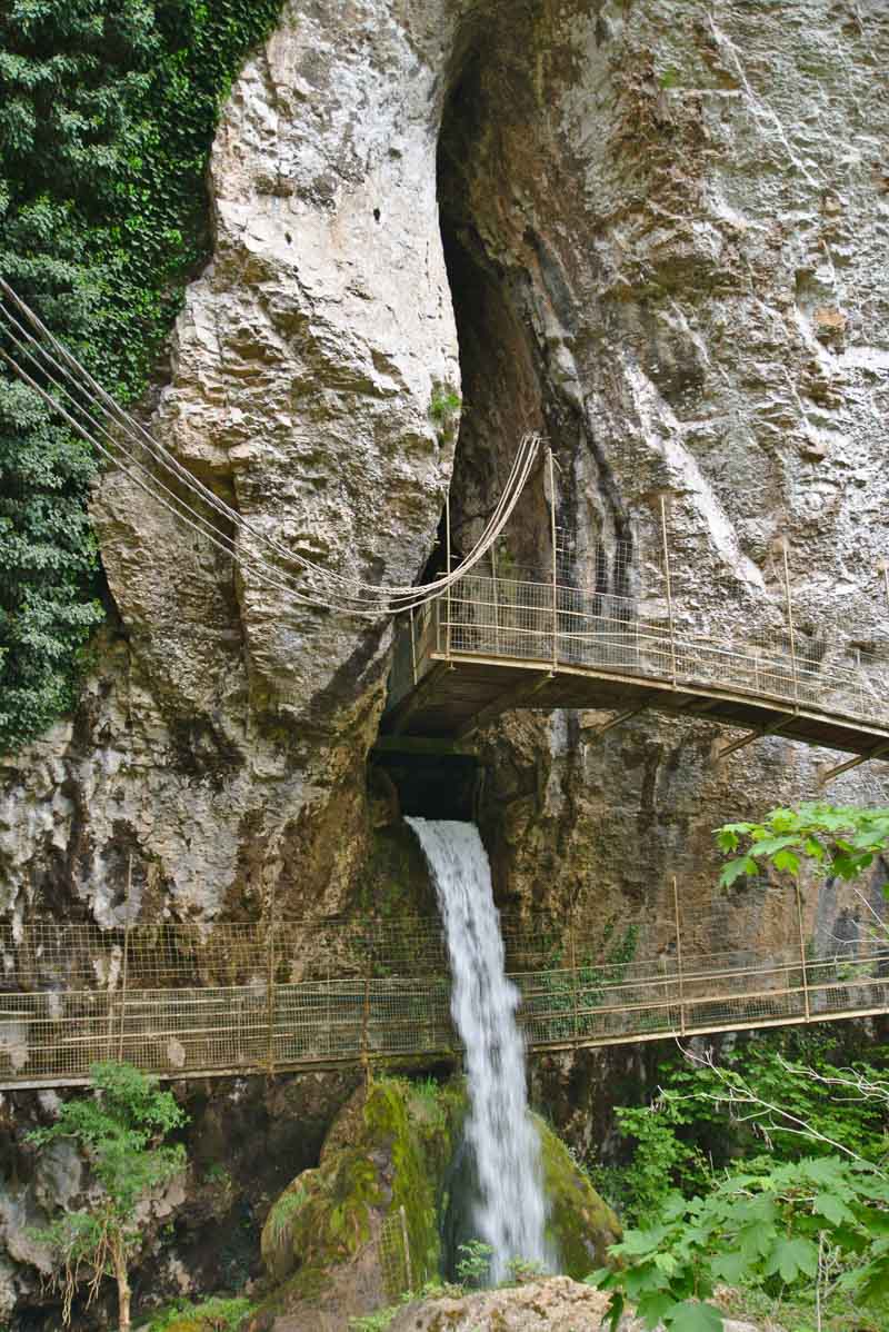 entry of baume les messieurs grotte